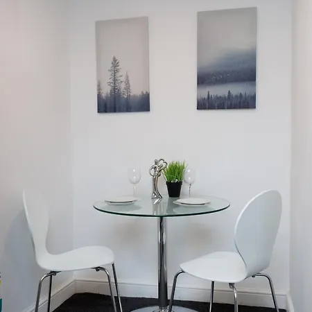 Carter House Apartments.....6 Beds In 3 Bedrooms *