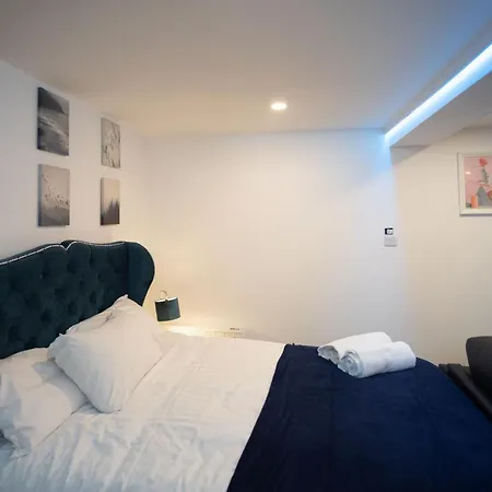 Carter House Apartments.....6 Beds In 3 Bedrooms * Leeds (West Yorkshire)