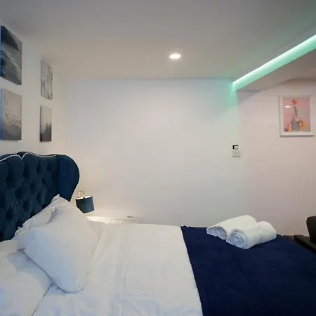 Carter House Apartments.....6 Beds In 3 Bedrooms Leeds (West Yorkshire)